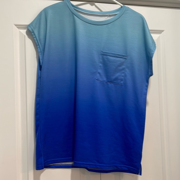 Tops - Women’s short sleeve top with front pocket